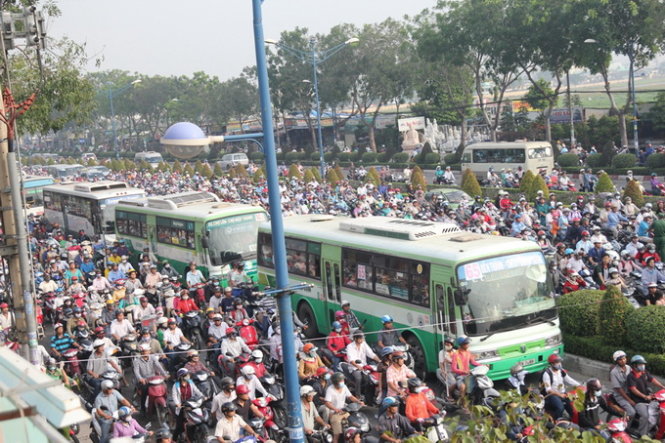 Xe[-]buýt[-]cán[-]chết[-]người[-]đi[-]bộ[-]băng[-]ngang[-]đường[-]Trường[-]Chinh